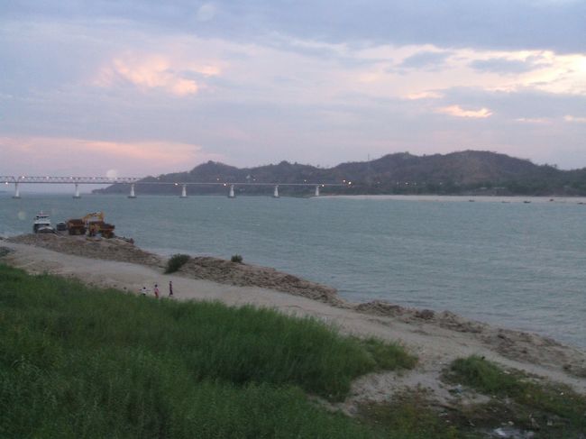 街の東にあるエーヤワディー川。<br />