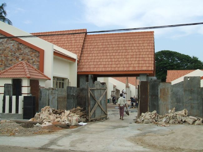 そのとなりにある現在建設中のホテル。<br />ちなみに「歩き方」には既に営業中になっていますが、完成はまだ先と思われます。