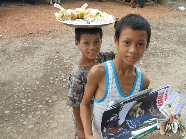 ここでも子供の物売りが多くいました。<br />売っているものはどこでも見かけるようなものばかりですが、ミャンマーの新聞を見たこと無かったので買ってみました。<br />でも外人の自分になぜ新聞を売ろうとするのか、よく分からんが。