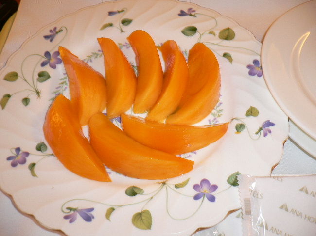 試食のつもりで昼間、買った沖縄産アップルマンゴーを食べようとナイフを借りようと電話をしたら、<br />「こちらでカットします」とルームサービスとなって<br />届けられました。<br /><br />