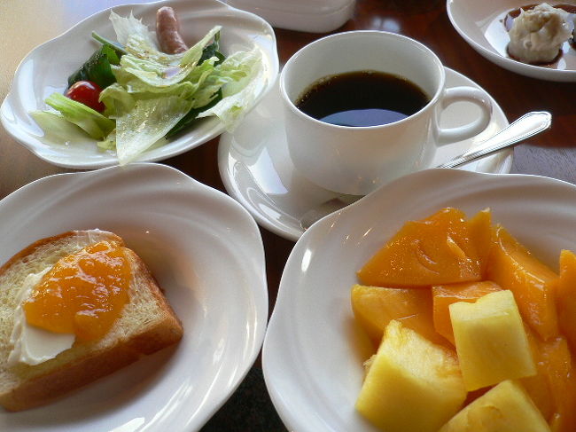 パンに塗ってあるのは　マンゴージャム。<br />アップルマンゴー食べ放題。