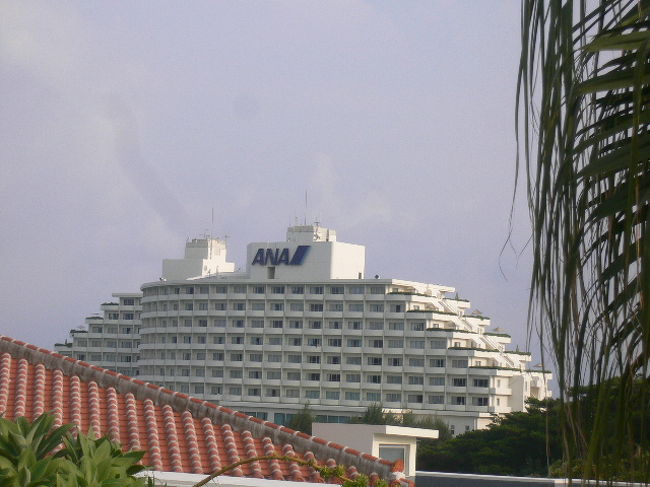 駐車場まで送ってもらって　万座ビーチホテルとはお別れ〜<br /><br />もう一日、ビーチでゆっくりしたかった、、、。<br /><br />このホテルはお食事も美味しいし、リピート有り！