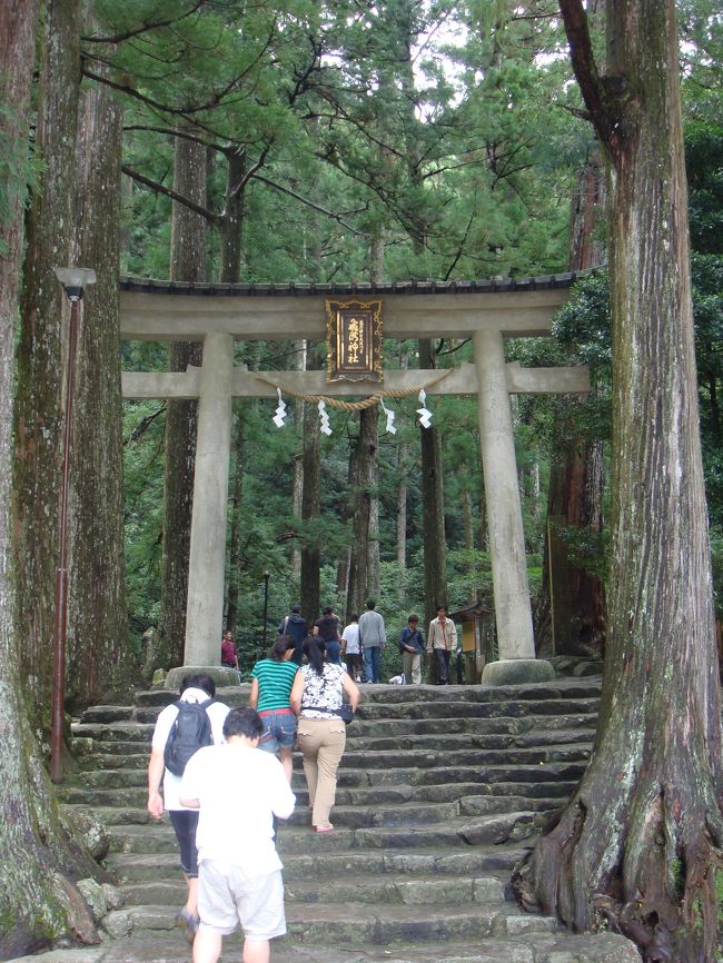 さー、鳥居をくぐり、滝を見に行こう！！