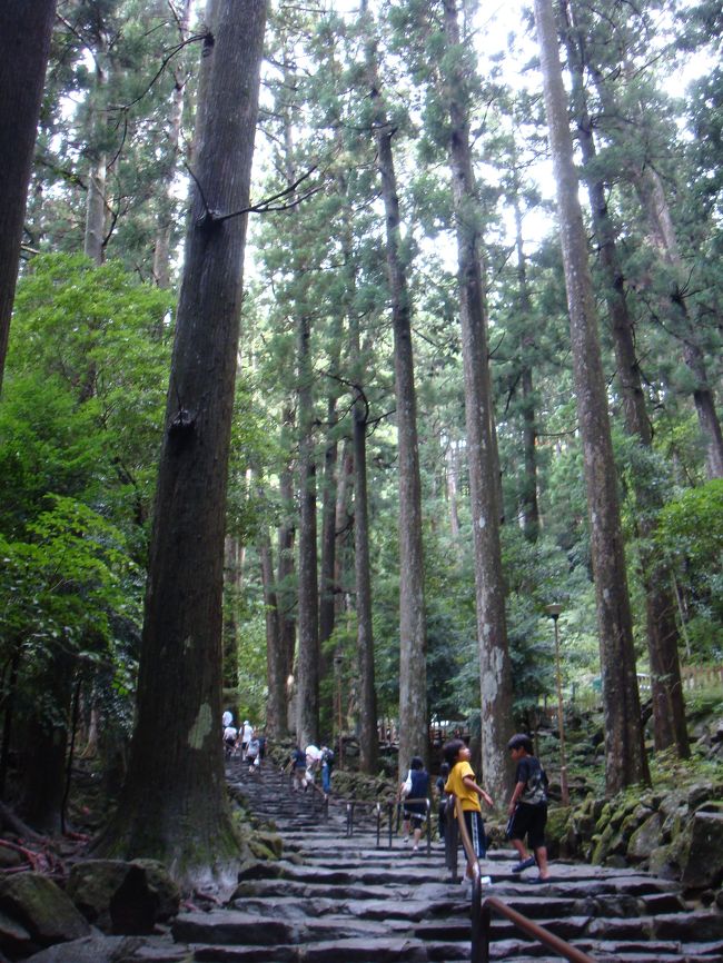 険しい階段を降りていくと。。。