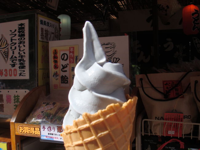 那智といったら、那智黒。<br />その黒糖味のソフトクリーム。<br />甘くておいしかったです。