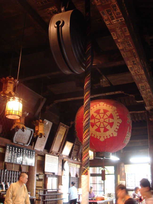 お堂内部<br /><br />鐘の部分の大きさが印象的です！！