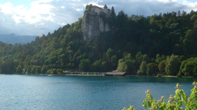 ブレッド湖に到着しました。奥に見えるのがブレッド城です。