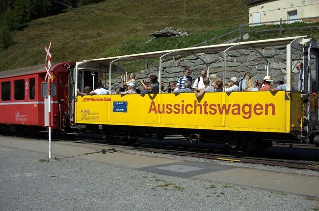 ティラーノからの帰りは、ベルニナ急行ではなく、普通列車に乗り込みました。ベルニナ急行の車両は、パノラマ列車で、屋根が一部ガラス張りになっていますが、普通列車の最後尾には、この「屋根がない（！）」列車が連結されます。ちなみに、この展望車は、ポスキアーヴォ駅から連結されました（ティラーノからポスキアーヴォまでは普通の車両に乗るしかありません、残念）。