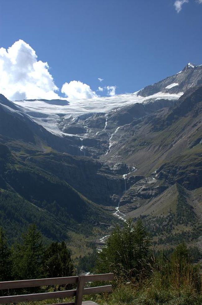 ハイキングの開始地点である、アルプグリュムから、パリュ氷河がきれいに見えます。