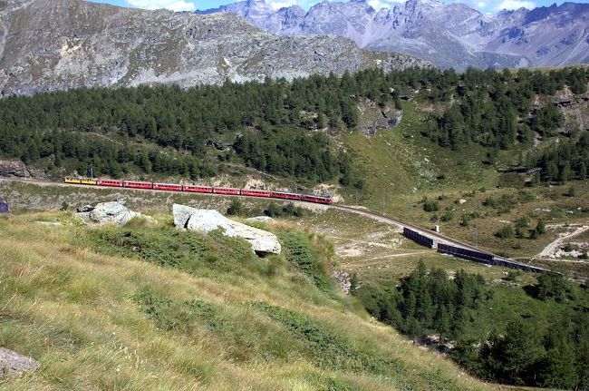 途中の一番最高地点、サッサルマッソンまで行く途中の山からは、ベルニナ急行の赤い車両が見えます。