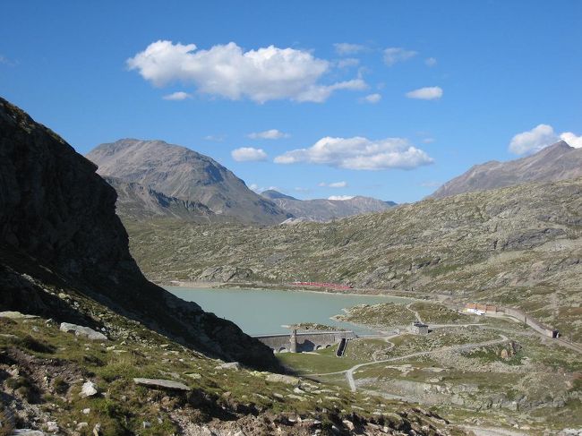 サッサルマッソンからラーゴビアンコを望む風景です。ここからもベルニナ急行がみえました。