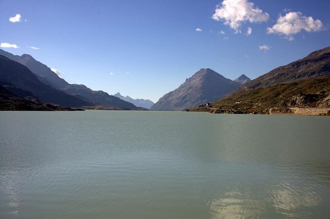 オスピッツォベルニナまでの途中の湖、ラーゴビアンコの風景。