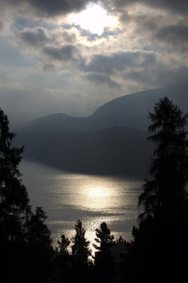 サンモリッツに一泊した後、朝のサンモリッツをとった風景。