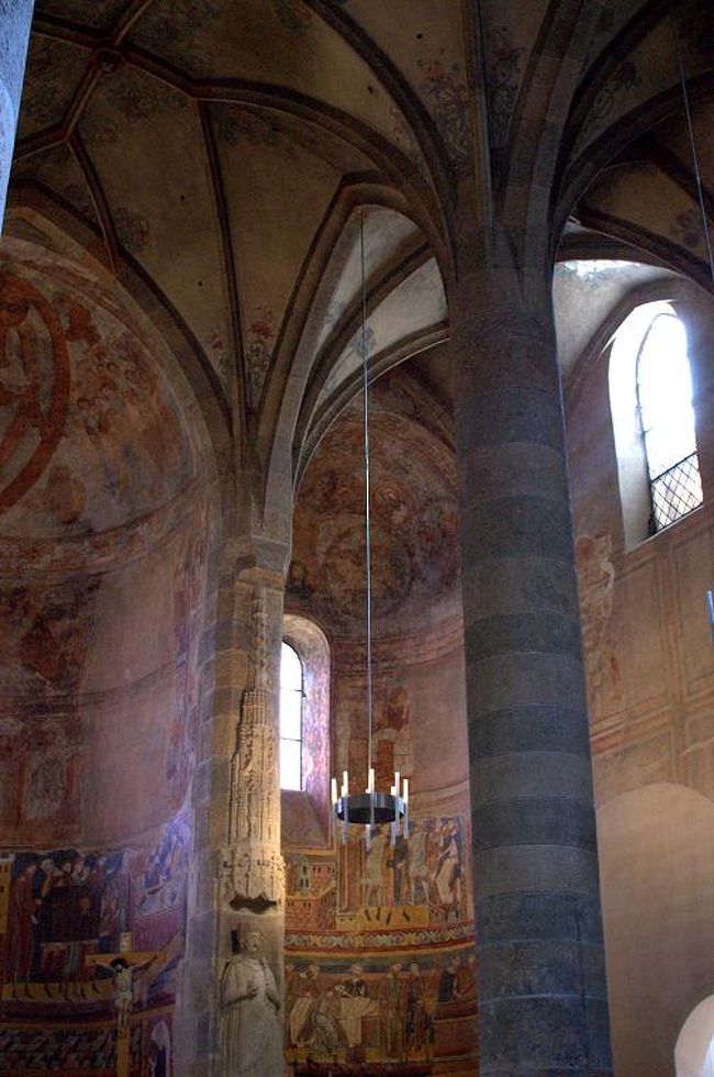 サンモリッツからシュクオル行きの電車に乗り込み、途中の駅、ツェルネッツで降りました。そこから、スイス国立公園を通り、ミュスタイアに行くバスが出ています。バスに乗って、約1時間で、「聖ベネディクト会修道院」のあるミュスタイアにつきます（降車は、「Muestair, Clostra son jon」、muestair, postの次の駅です）。教会の内部のフレスコ画。かなり古そうなフレスコ画が、天井まで描かれています。