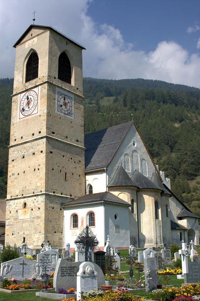 いかにもスイス的な、「田舎~」な感じのところに、大きな修道院教会があるのは、なかなか面白い感じです。またこのあたりは、イタリア語圏、ロマンシュ語圏、ドイツ語圏が混在する地域なので、その雰囲気もなかなか良いものです（バスの運転手さんは、往復でそれぞれ、イタリア語、ドイツ語を話す人で違ってました）。