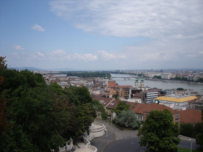  まずはキャッスルヒルに登りました。<br /> Hiltonの横に教会があり、その先からの風景です。