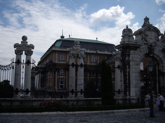  この門をくぐって下に下りていきます。