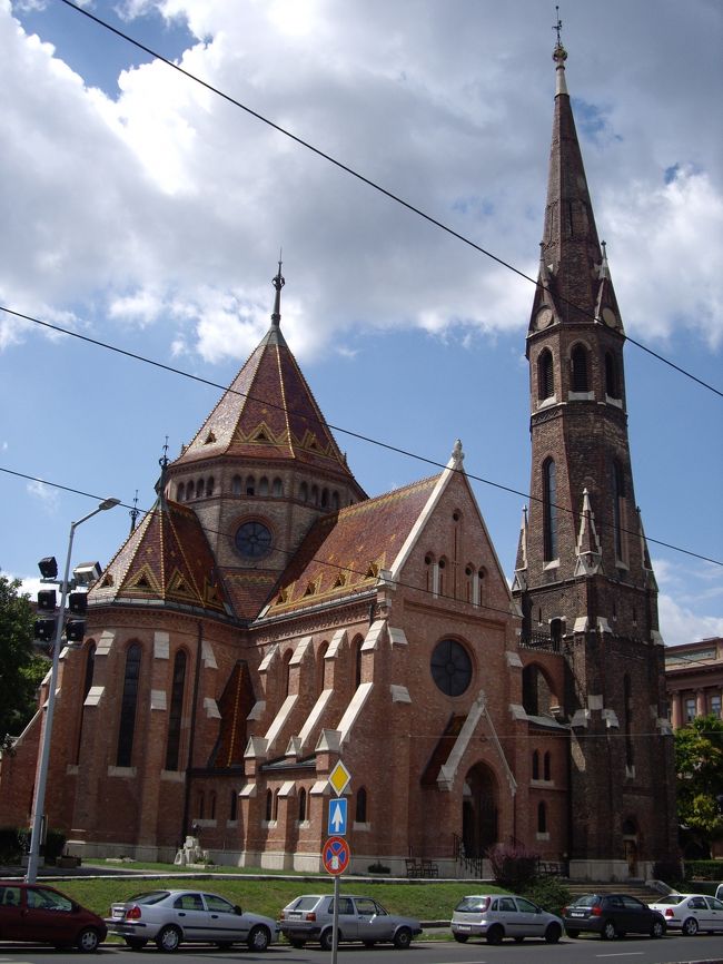 　名前知りませんが、チェーンブリッジに向かう途中にあった教会で、面白い形をしていたので撮ってみました。