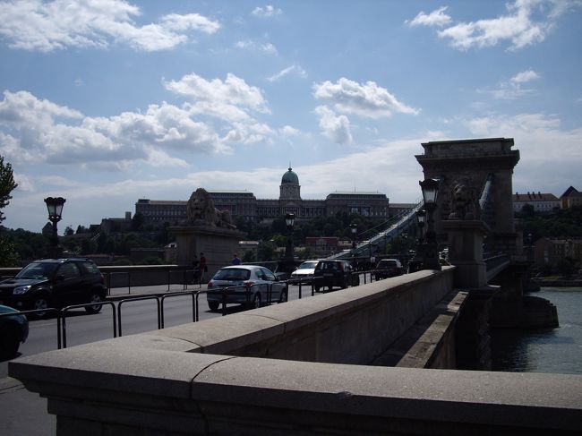 　橋を渡ってから橋とキャッスルヒルを撮影。<br />観光はできませんでしたが、夜はライトアップされてとてもきれいでした。