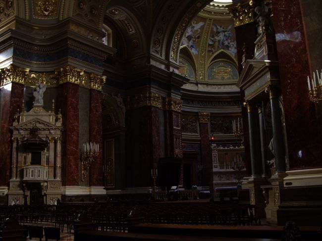  Istevan教会の中は赤い大理石？で壁などが出来ており、いいのか？っていうくらい豪華に見えます。