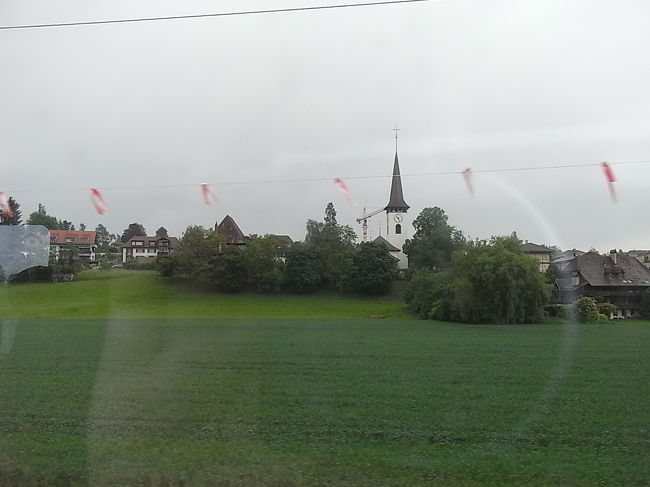 チューリッヒを出発し、<br />約1時間でBern(ベルン)に到着。<br />ベルンを出るとだんだん建物が少なくなり、<br />窓の外はのどかな田園風景。<br />教会が見える。