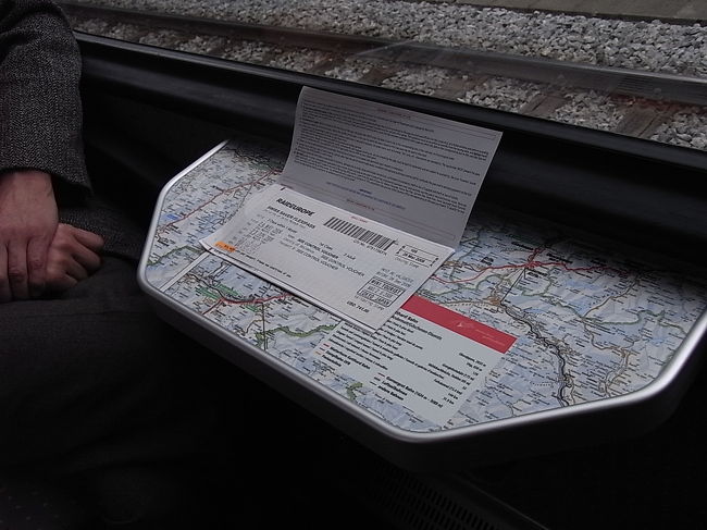 Visp（ヴィスプ）で乗換。<br />ここからは観光列車。<br />列車内の机には路線案内図。<br />すっかり観光気分。<br />いいですねぇ。<br />