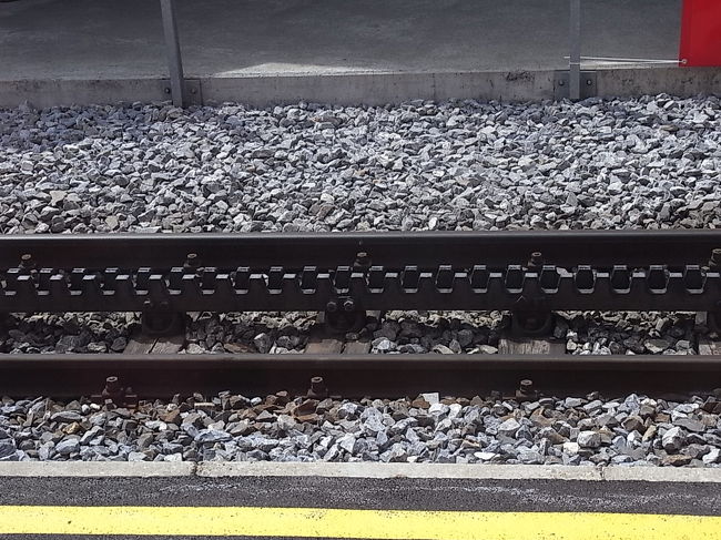 ほどなくガタガタと音がして<br />線路が歯車式に切り替わった。<br />いよいよ山岳地帯に入る。<br />わくわく。<br />