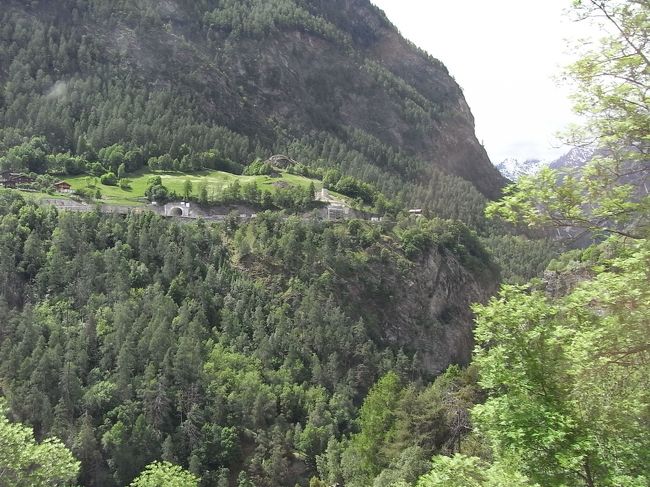 窓の外の風景は山。<br />緑いっぱいの山。