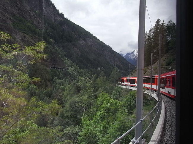 スイスの山道を走る赤い列車♪