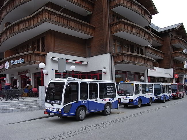 ツェルマットの街中は車の乗入れ禁止。<br />電気自動車しか走ってはいけないのだそうだ。