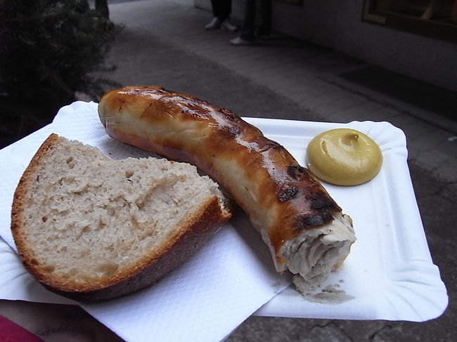 屋台の仔牛肉の白いソーセージ<br /> CHF 6<br />このあとあちこちでお目にかかった<br />ソーセージだが、<br />外で立ったままかぶりつくのは<br />やっぱりおいしいね。