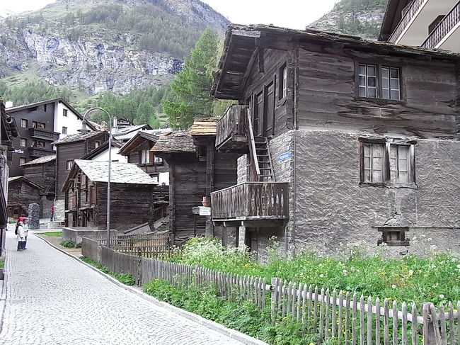 中心の通りから一本路地を入ると、<br />住民の息遣いが感じられるのが<br />楽しい。<br />