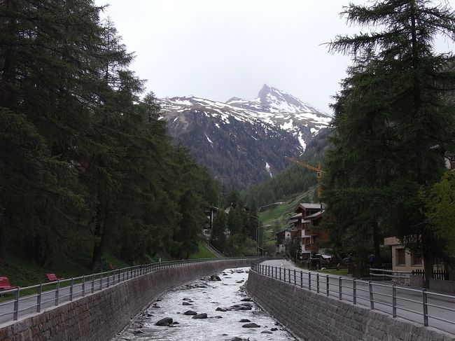 この向こうにマッターホルンが見える<br />はず。<br />なんだけど。<br />見えないねぇ。。。<br />