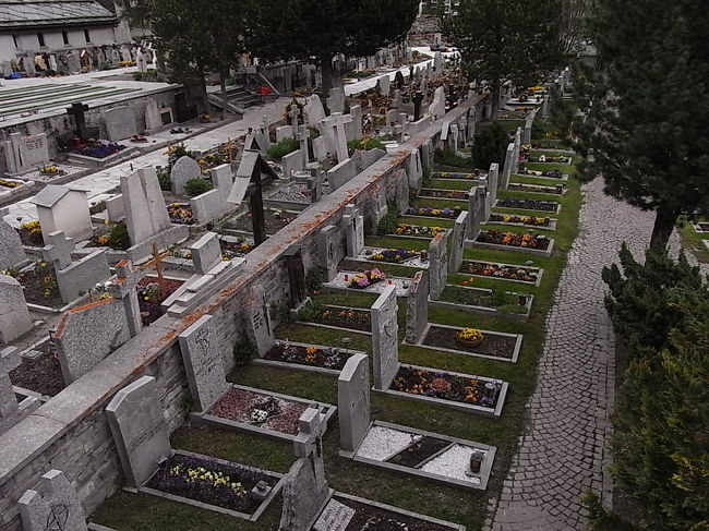 墓地は明るい雰囲気で、<br />まるで公園のようだ。<br />もちろん、他所者が<br />失礼な振舞いをしてはいけないので、<br />静かに見て歩く。<br />この土地に代々住んでいた人、<br />アルプスに憧れてこの地に住み着いた人、<br />マッターホルンで遭難した人、、、<br />