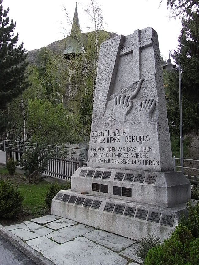 山で遭難した人々の慰霊碑。