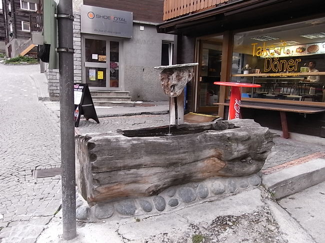 木製の噴水。<br />水は澄んでいて冷たい。