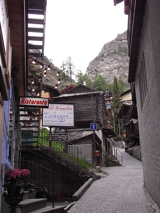 ツェルマットは<br />マッターホルン観光の拠点として有名だけれど<br />山の中の小さな村。<br />昔から人が住んでいて生活をしている。