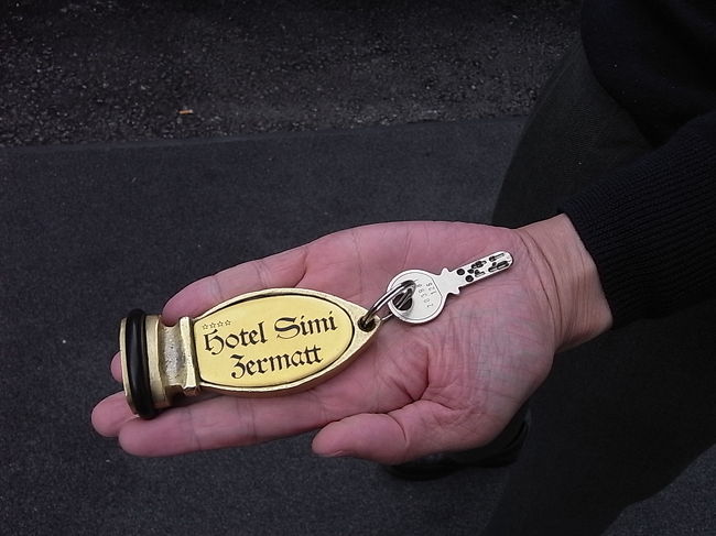 ホテルの鍵はこんな重たいキーホルダーに<br />付いていました。なくさなくてよい？<br />持ち歩くのには邪魔です。。。