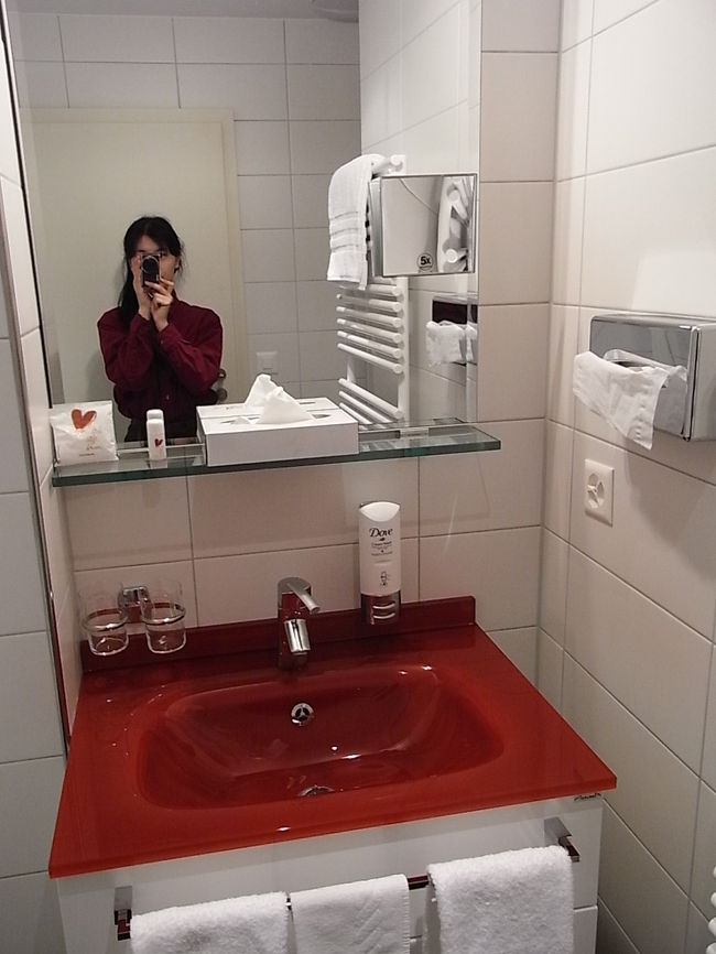 招き猫さんの真似して記念撮影〜<br />山小屋風のホテルで、<br />濡れた服を乾かす設備が重宝しました。<br />スキー板を置く場所があり、<br />濡れた衣類をかける場所もあって、<br />なによりも深いバスタブがあったのが<br />嬉しかった。