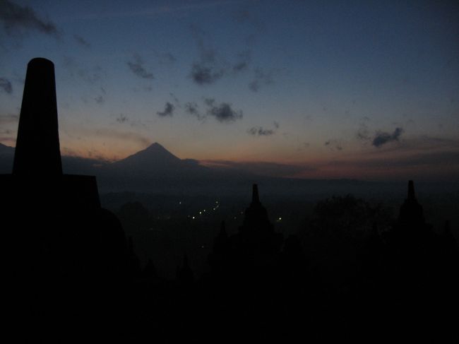 朝日が昇り始めます。本来なら、ボロブドゥールの開園時間は朝６時。しかし、朝６時からボロブドゥールに上り始めても、朝日には間に合いません。しかし、ボロブドゥールのすぐ横にあるマノハラホテルからだと、入園料は倍以上しますが、朝６時以前でも入園することができます。