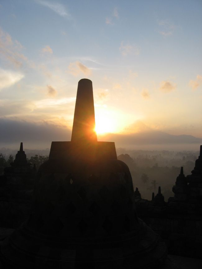 ボロブドゥールに来たのは２回目でしたが、朝日の時間に来るとまた神秘的で、違った感じがしました。昼間は陰もなくものすごく暑くなるボロブドゥールですが、日が昇るまでは寒いので長袖が必要です。