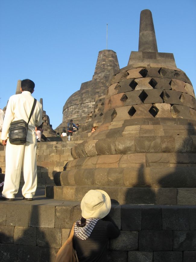 日が昇った直後のボロブドゥールです。