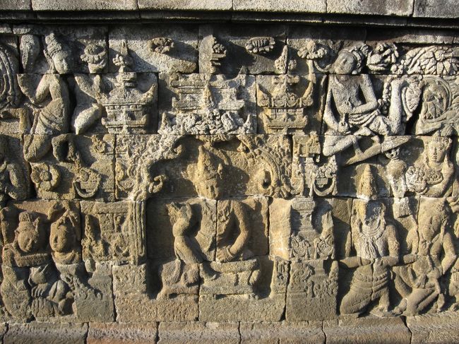 朝日が昇った後はボロブドゥールのレリーフを見て回ります。が、今回はガイド本などを何も持たずに行ったため、意味がさっぱり分かりません。本来、ボロブドゥールは下から見て回り、下界から天界へと続いて行くのですが、今回は朝日を見るためにすでに一番上に上っていたので上から見て行きます。これだけでもレリーフの順序は逆になってしまうのですが、かえって確認してみると、回る方向も逆回りに回っていたらしく、レリールのストーリーを全く真逆から、終わりからスタートへ向けて順番に見て行ってしまいました。