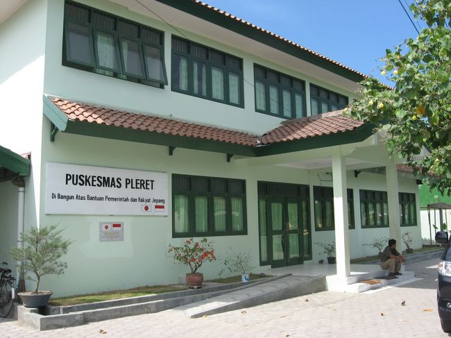 ボロブドゥールを見た後は、中部ジャワ地震の復興支援で私自身が携わったブロジェクとの場所を何カ所か回りました。私は緊急期が終わった時点でジョクジャカルタを離れたので、復興期のプロジェクトに関する協議が始まった頃に帰りました。この写真は地元の保健所ですが、今回こうして復興プロジェクトの完成が見れたことは、また違った喜びがありました。