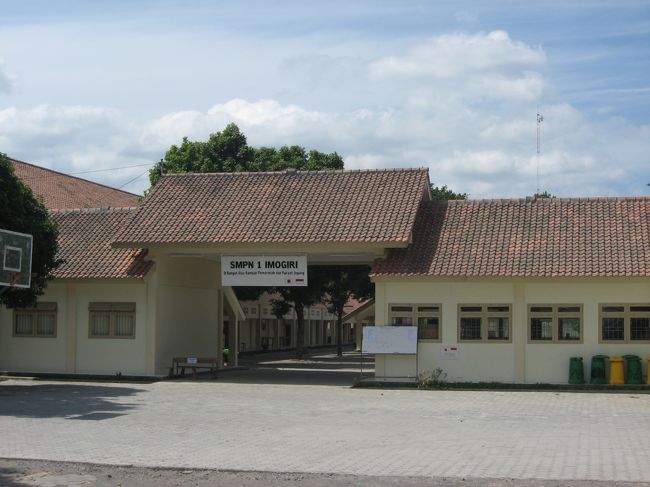 こちらは、やはり復興期のプロジェクトで再建した学校です。