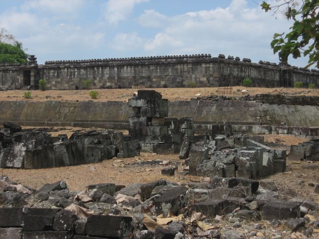 午後５時頃にジョクジャカルタに到着後、すぐにボコの丘へ向かいます。空港から約１時間。ここは昔のスルタンが造った王宮跡ですが、名前の通り丘の上にあるので夕日が見えます。初日はボコの丘で夕日、２日目はボロブドゥールで朝日と、歴史的な遺跡で夕日と朝日を目指します。
