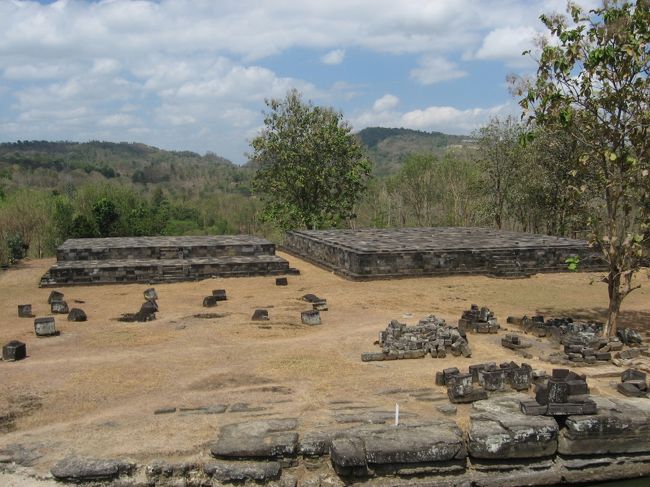 宮殿跡ですが、きっちりと敷き詰められたいしに驚かされます。これほどまでに精密な技術が昔から存在していたとは。