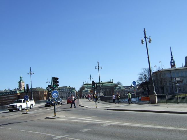 旧市街は、シェラトンホテルから、<br />橋を渡ったすぐそこです。<br />ホテルを背に歩き出します。