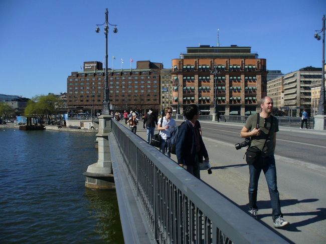 それにしても、この青空とMaiたちの服装が、<br />アンマッチなこと・・。<br /><br />実は、数日前まで「みぞれ」が降る天気だったとのことで、<br />Maiたちは、秋冬の服装です。<br />ですが、この日は、２０℃近い気温で、海外の方は半そで姿です。<br />半そでなんて、持ってきてないよ〜〜。(笑)<br />