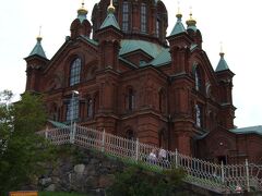 のんびりフェリー乗り場に向かうと、ちょうど目の前でフェリーが出発してしまいました。次は、40分後。時間がすっぽりあいてしまったので、近くのウスペンスキー寺院を訪れることにしてみました。